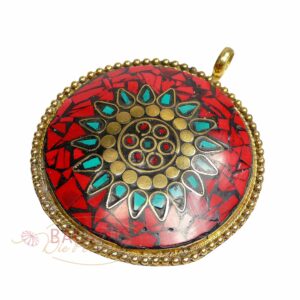 Pendentif tibétain cercle 72×63 mm rouge, laiton, turquoise